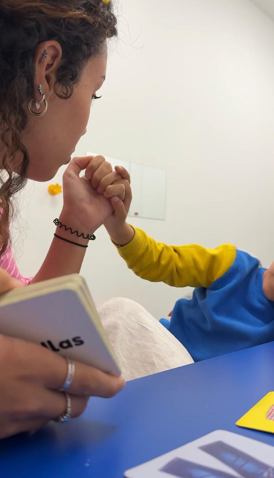 Sesi&oacute;n de logopedia con un ni&ntilde;o